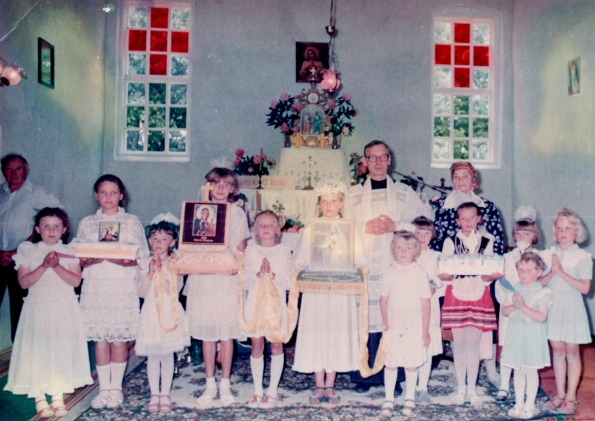 У касцёле Святога Пятра і Паўла ў в. Камень (Вольга - чацьвёртая злева)