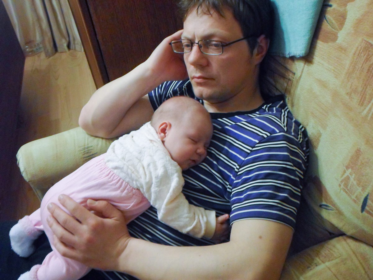 Тата з дачкой глядзяць футбол