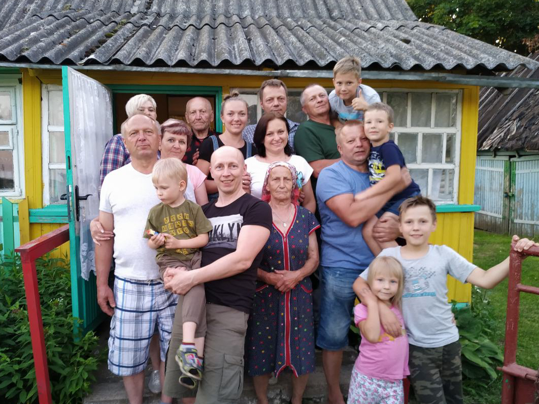 Сустрэча стрыечных братоў і іх сямей на радзіме ў в. Камень